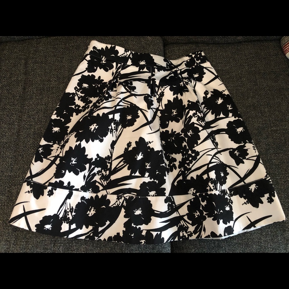 Like New White House Black Market Skirt
